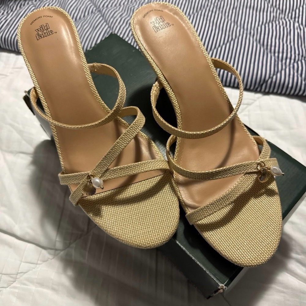wild fable brodie Heeled Sandals size 9